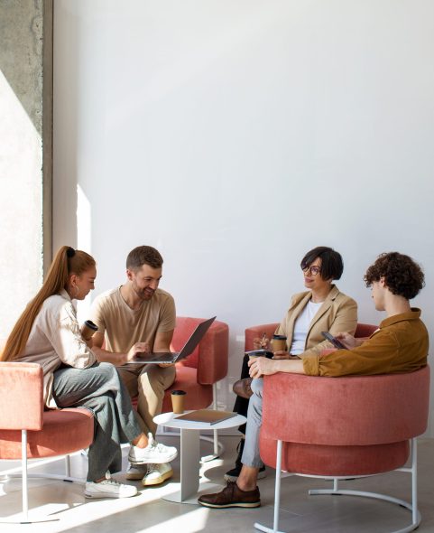 Espacio de oficina moderno que muestra entorno de trabajo remoto